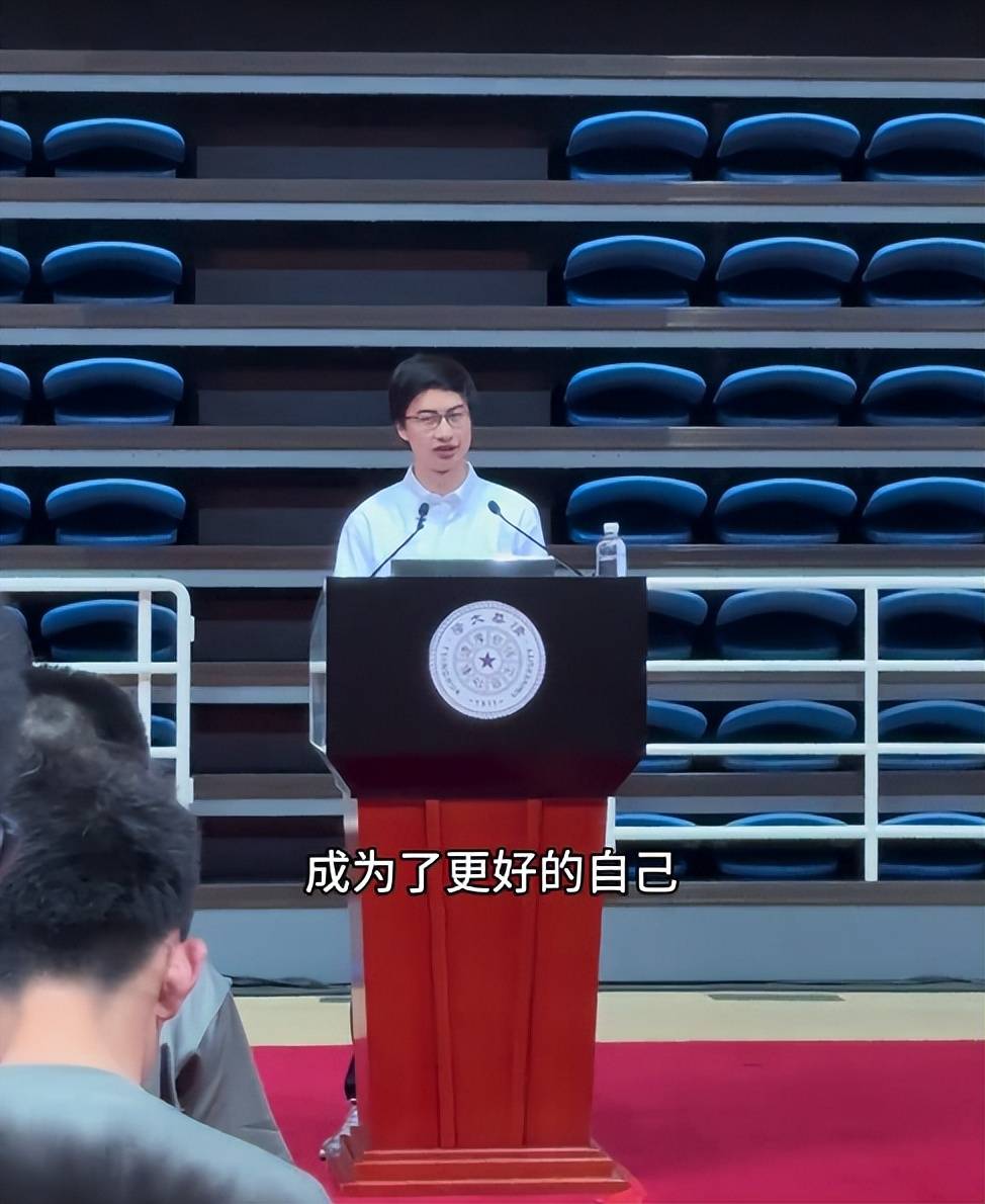 庞众望现身清华大学开学讲座,新生们的反应可见他影响力非同一般
