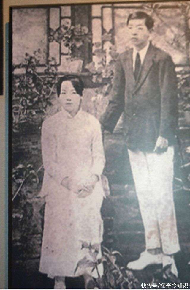 张学良与杨虎城联手,以"兵谏"的方式控制了蒋介石,迫使其重新审视国事