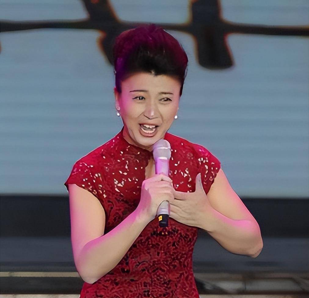 闫学晶现身临沂捞金,唱一首歌就30万,场地简陋尘土飞扬还没舞台