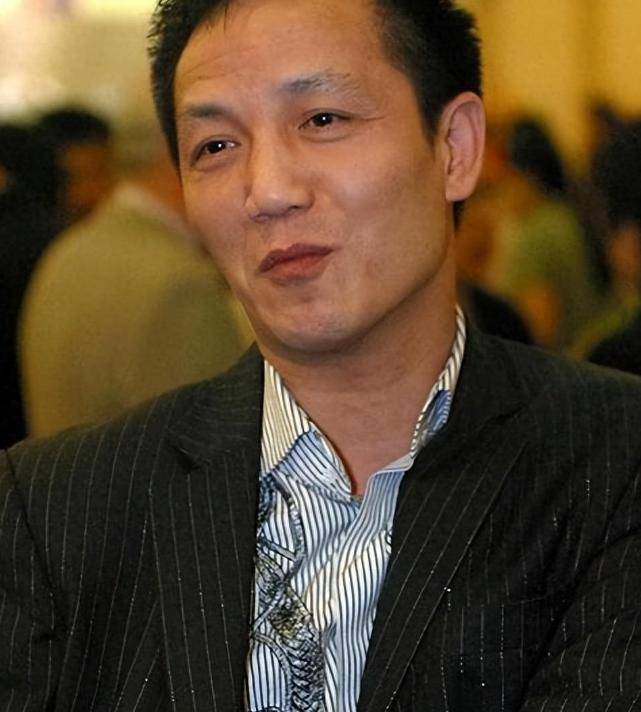 曝前上海首富周正毅近况!戴百万名表打耳钉,装扮新潮雪茄不离手