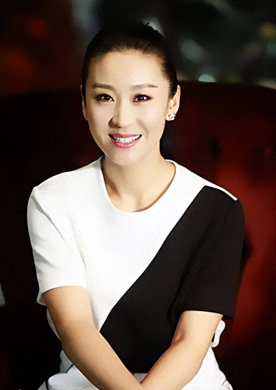 分手12年,一别两宽,苗圃闭口不提罗晋,如今才看懂她赢在哪