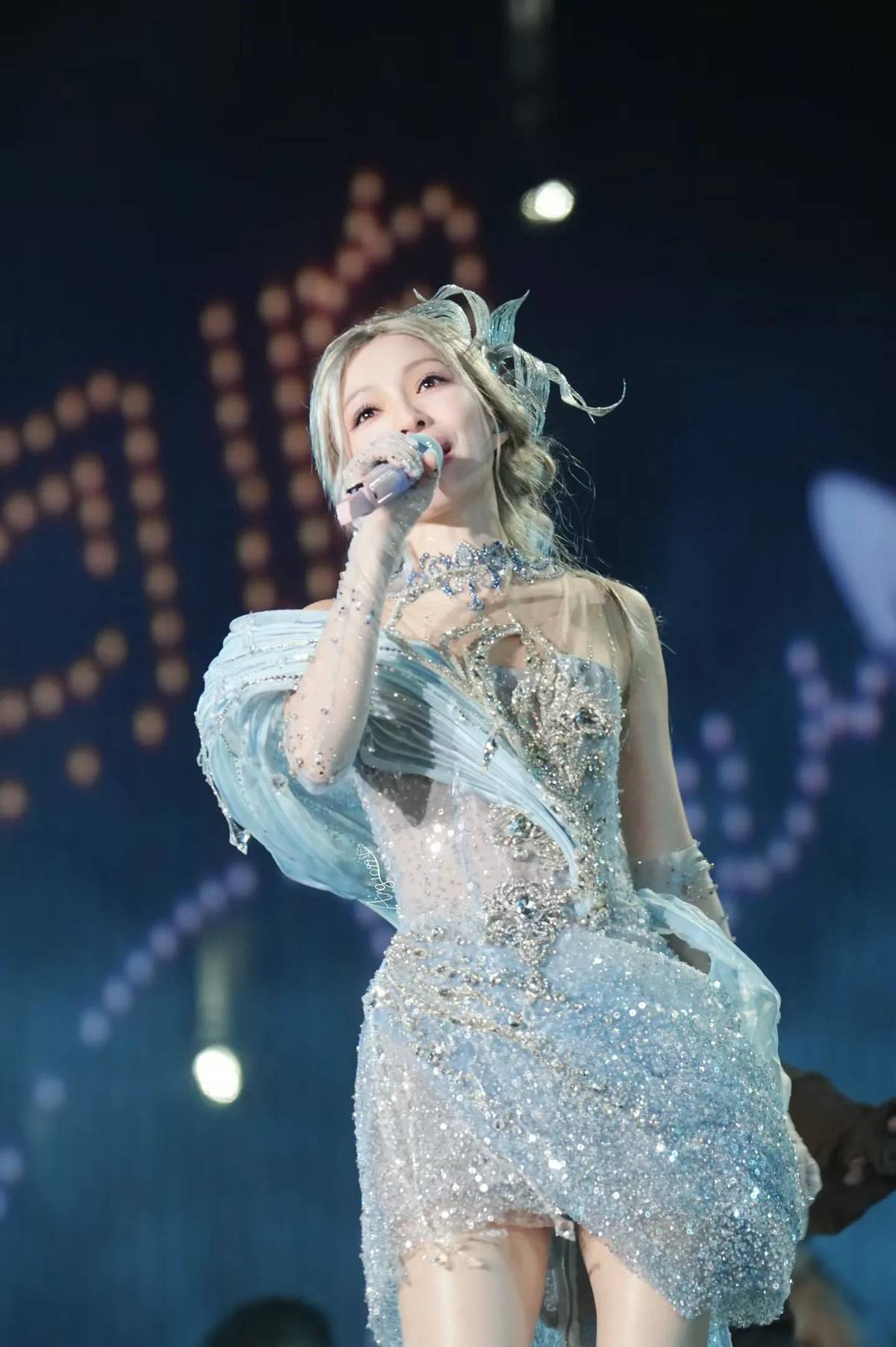 救命张韶涵演唱会造型美到我想喊精灵女王