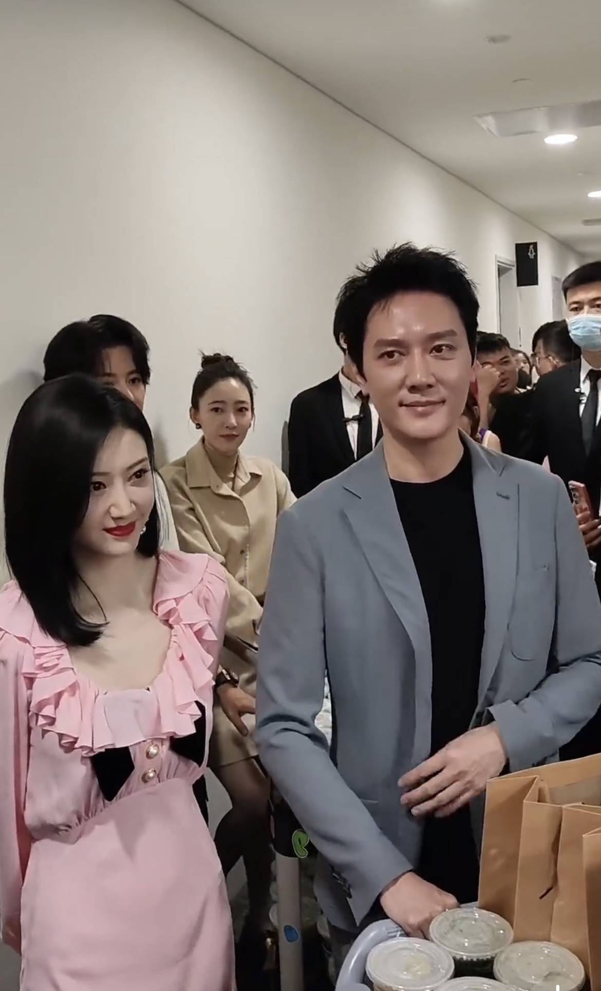 冯绍峰景甜闪婚闹剧从热搜狂欢到真相崩塌的24小时