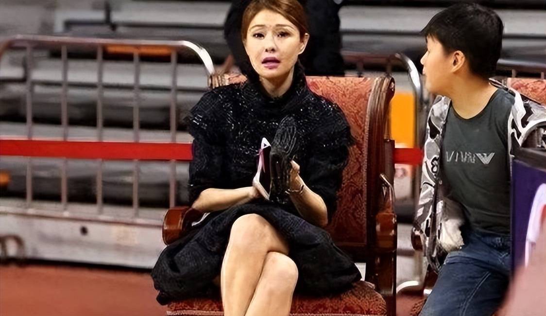 在吴迪的推动下,广东宏远多次夺得cba冠军,成为中