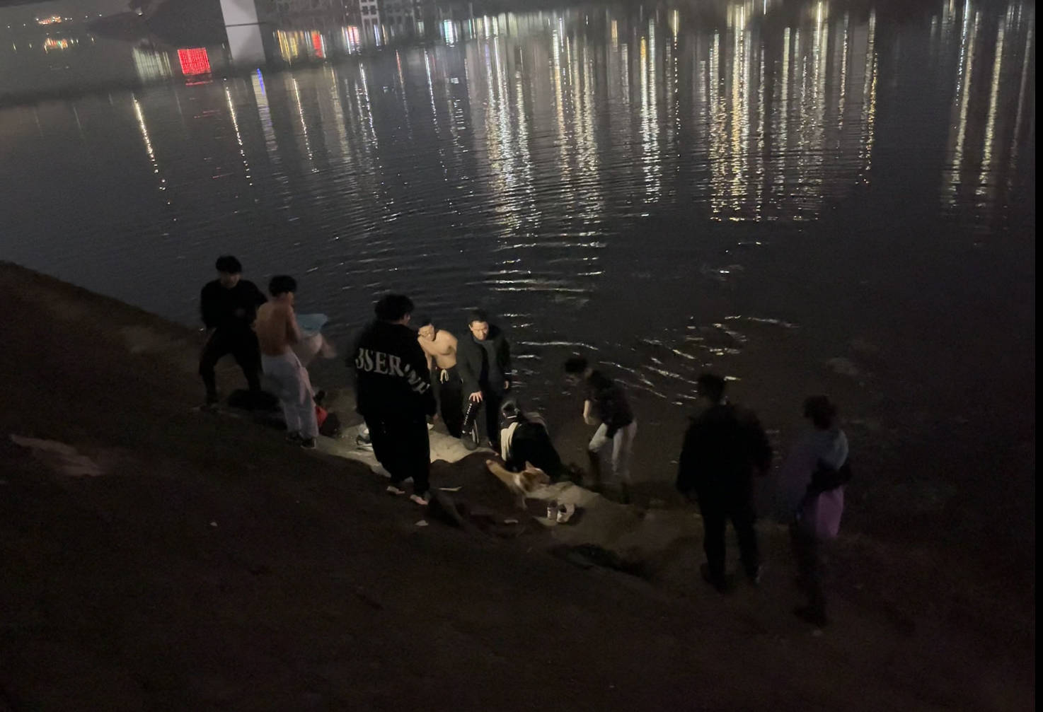 六个少年跳河救人被大人围观成绩差曾觉得"自己没用"