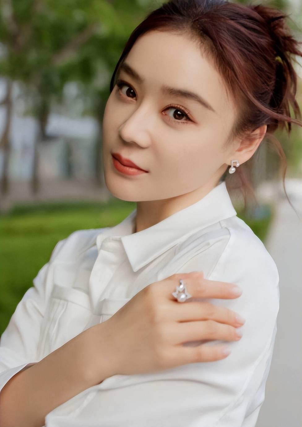 杨幂也没想到,"忘恩负义"的袁姗姗,竟走上了另一条"上坡路"