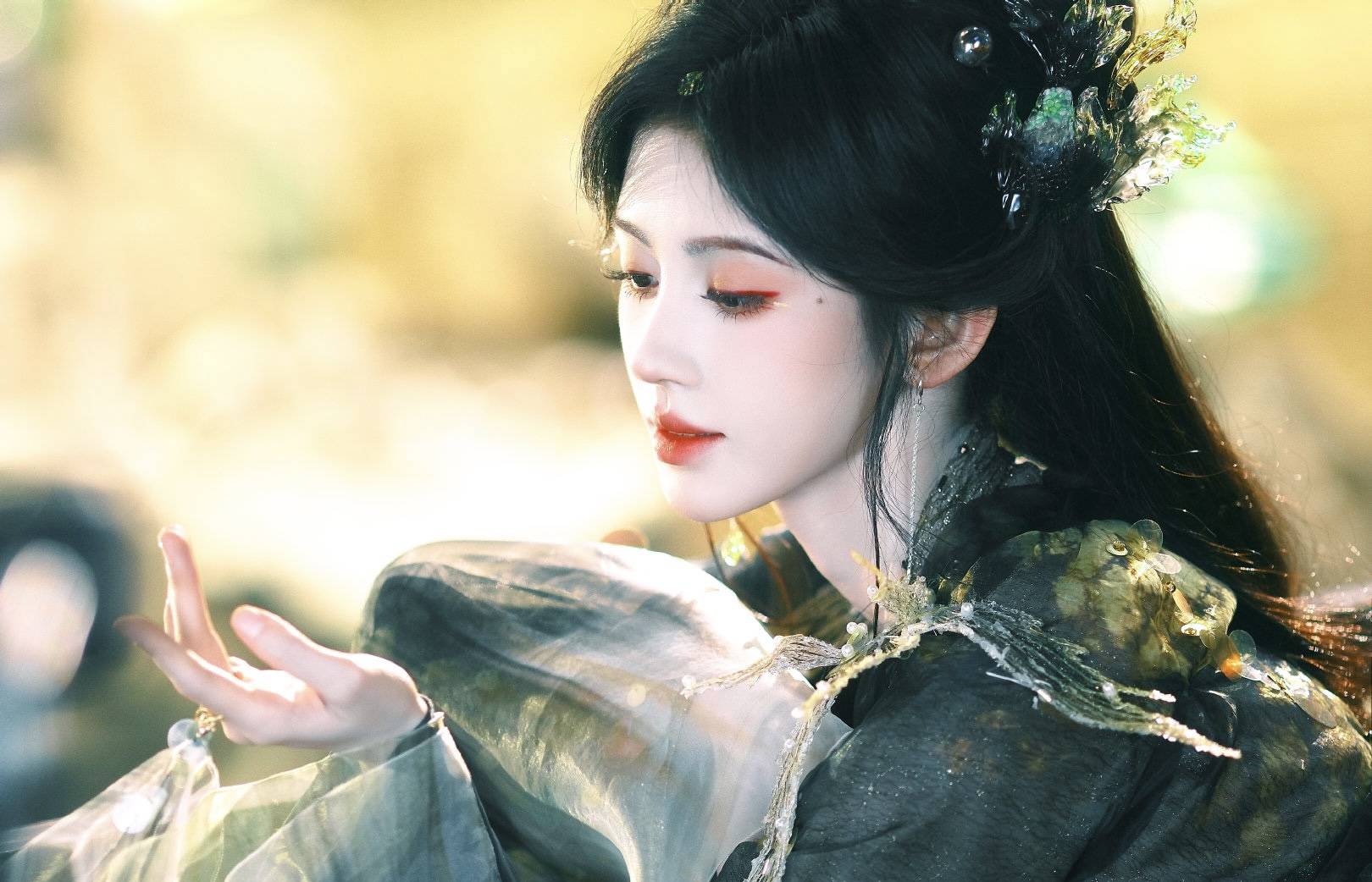 鞠婧祎古装造型惊艳出圈:从甜妹到"权谋女王"的华丽蜕变