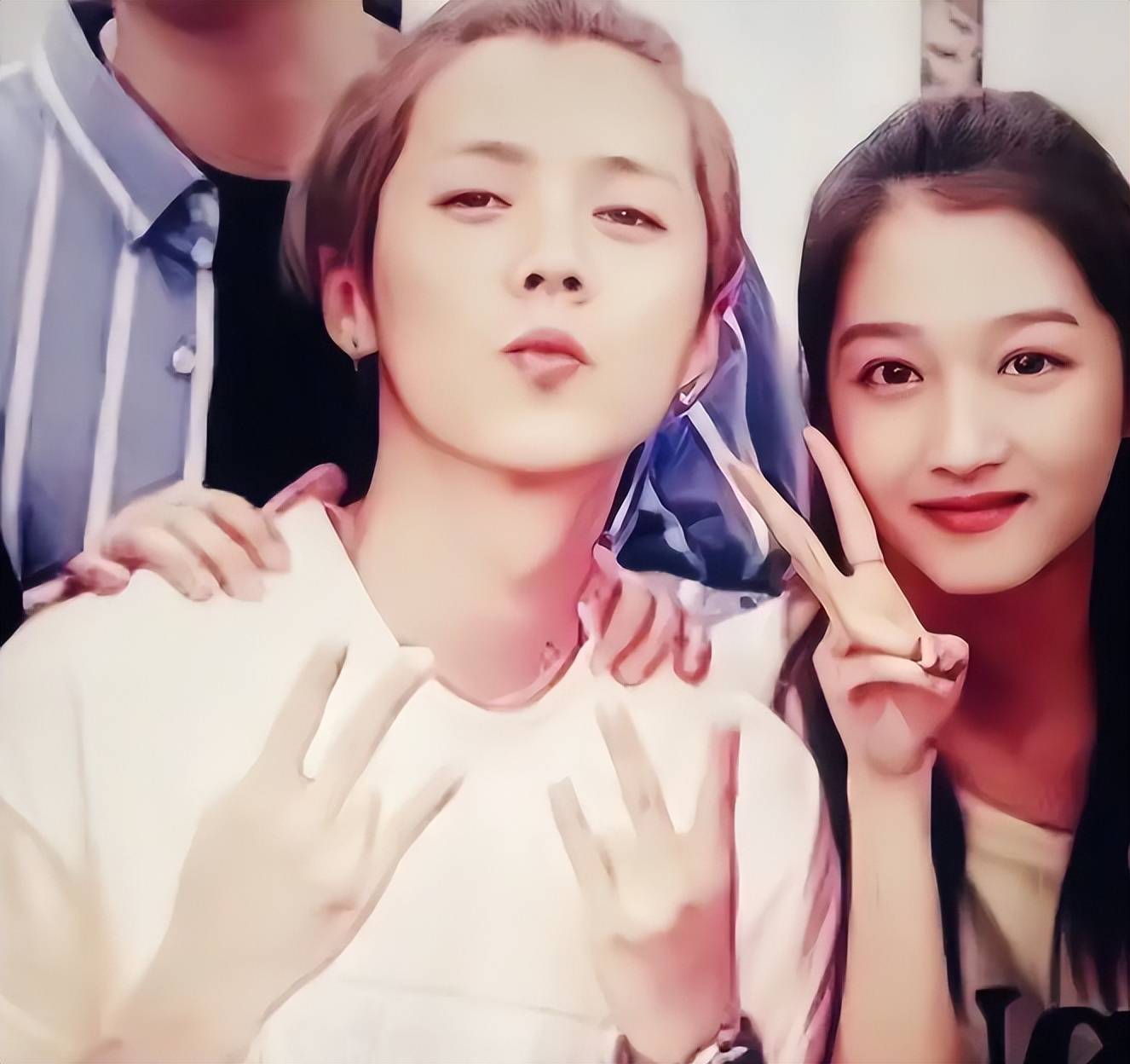 鹿晗关晓彤七夕零互动,未同框引发热议,七年感情走向成谜