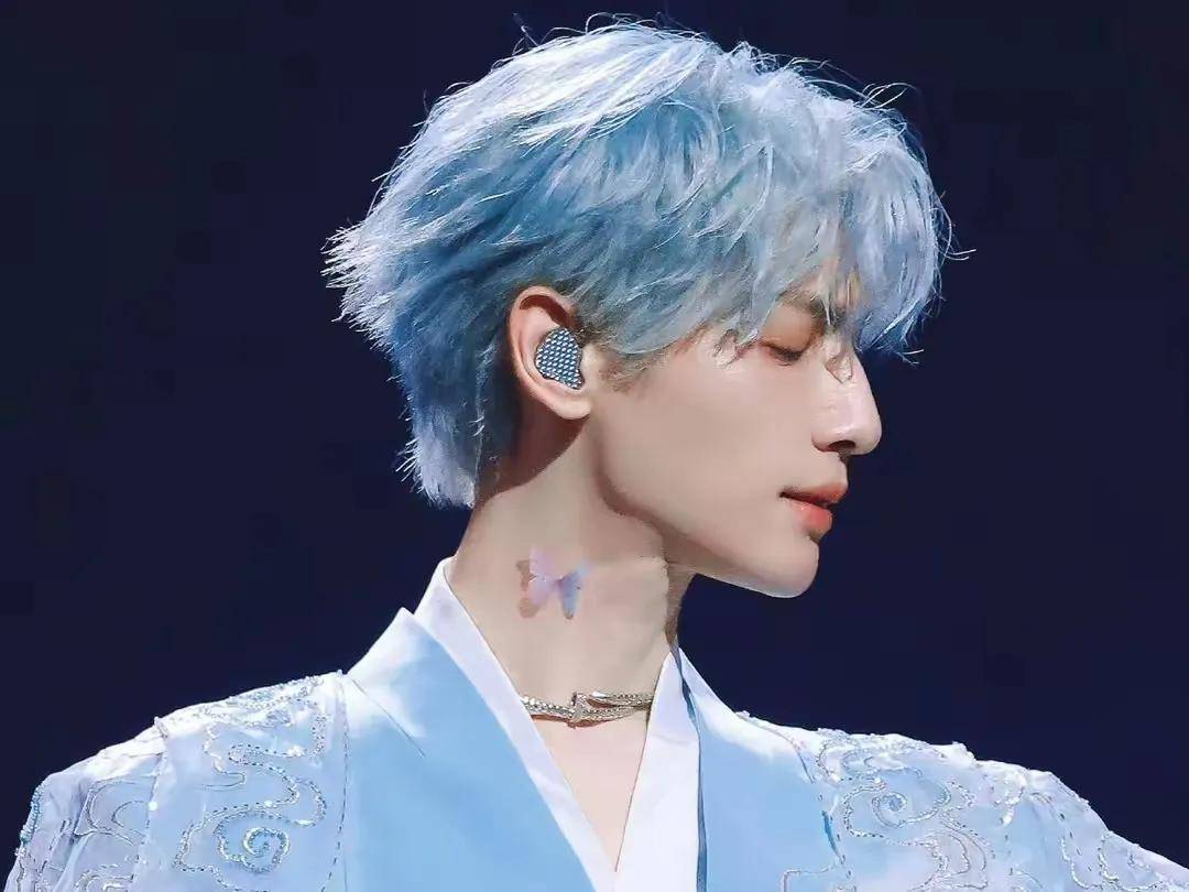 罗云熙成都演唱会,演技与歌喉并驾齐驱银色头发更展现出全能魅力