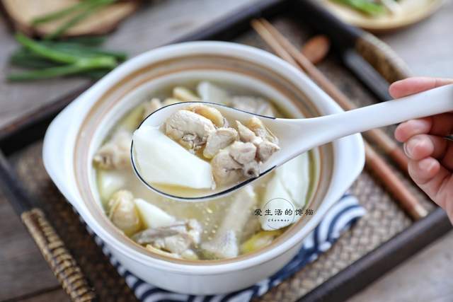鸡肉和它天生一对,无论贫富,要经常用这两样熬汤,润肺健脾,很养胃 - 快乐美食