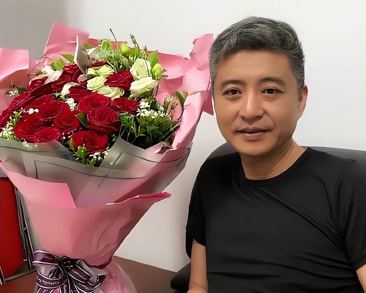 2000年,周炜与文工团同事高明婷结婚