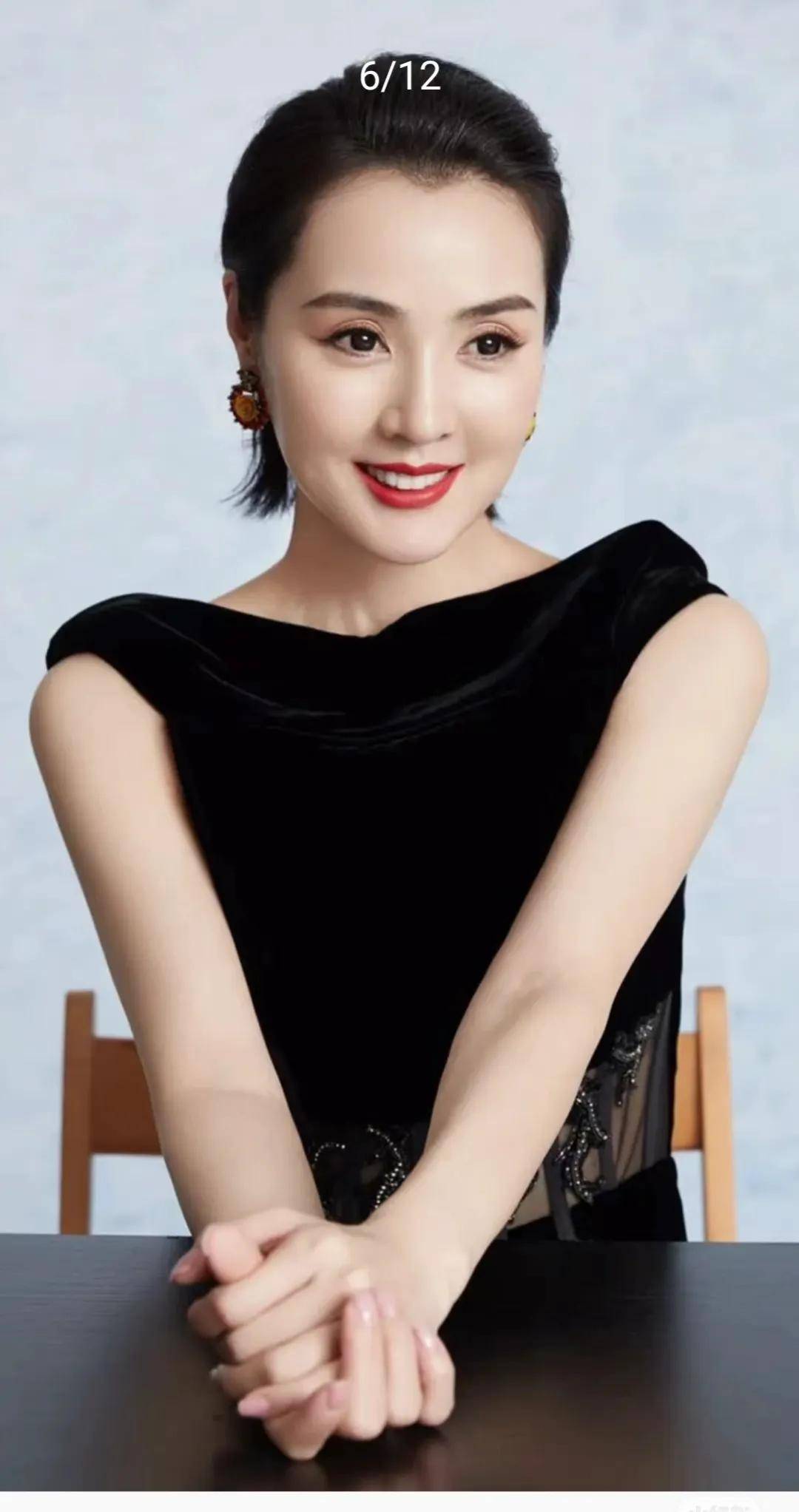 她是"娱乐圈最干净"的女演员出道多年0绯闻,58岁仍是群众女神