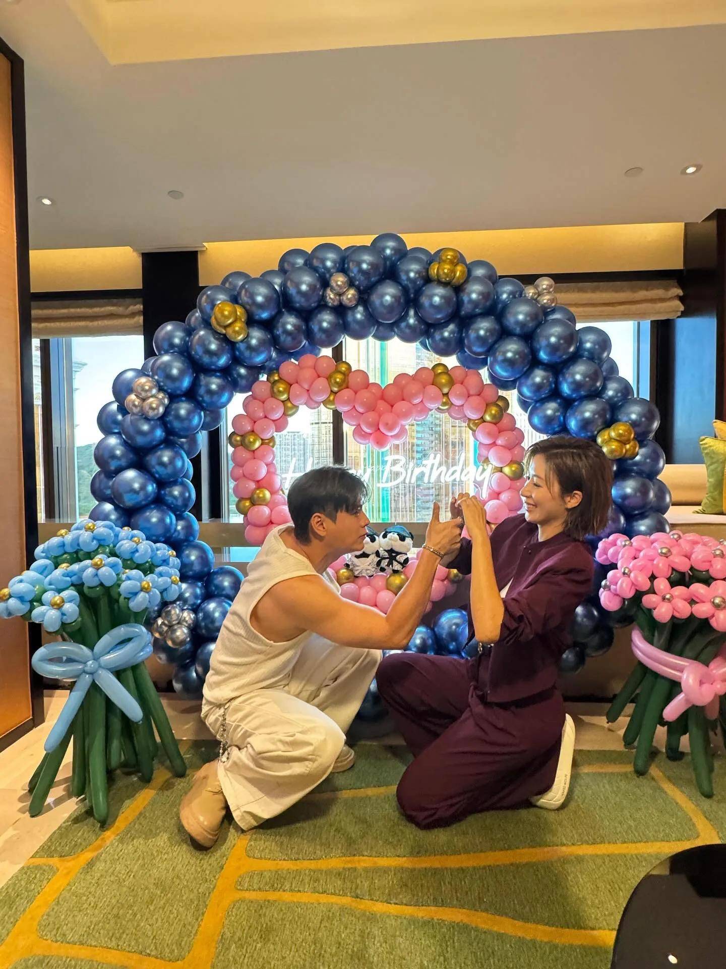 在精心布置的酒店套房里心形气球与玫瑰花瓣交织成梦幻背景