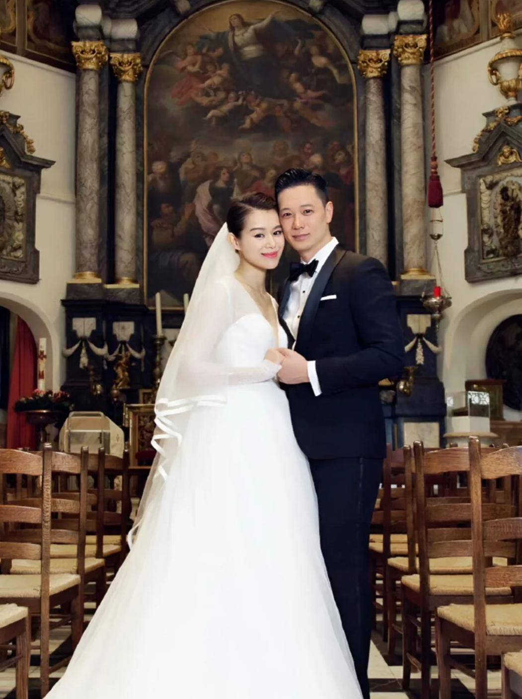 46岁胡杏儿结婚10年为夫生3胎,渣男老公却频频出入夜店搂抱美女