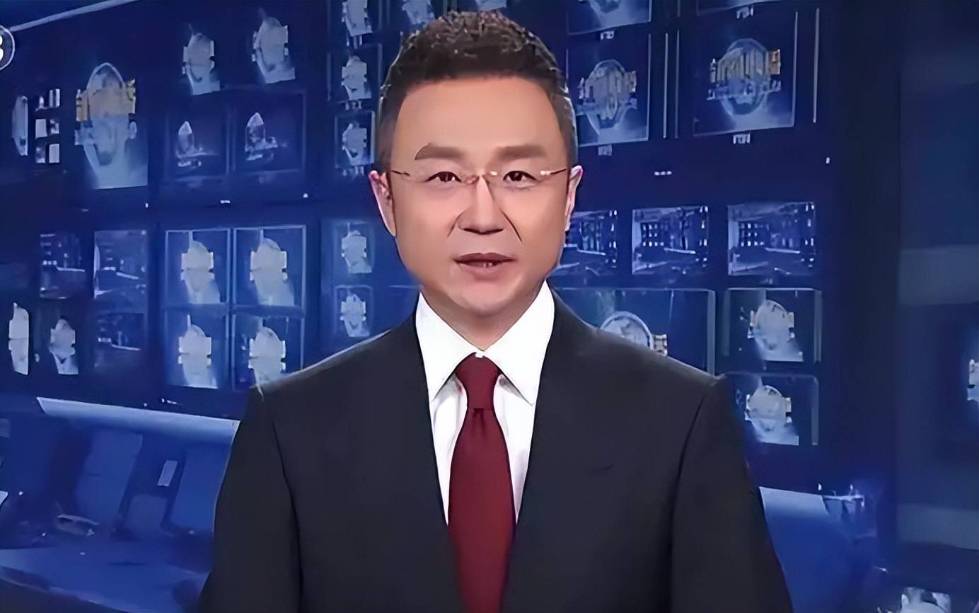 直到2017年,刚强搭档海霞,成为了《新闻联播》的常驻主持人,正式走到