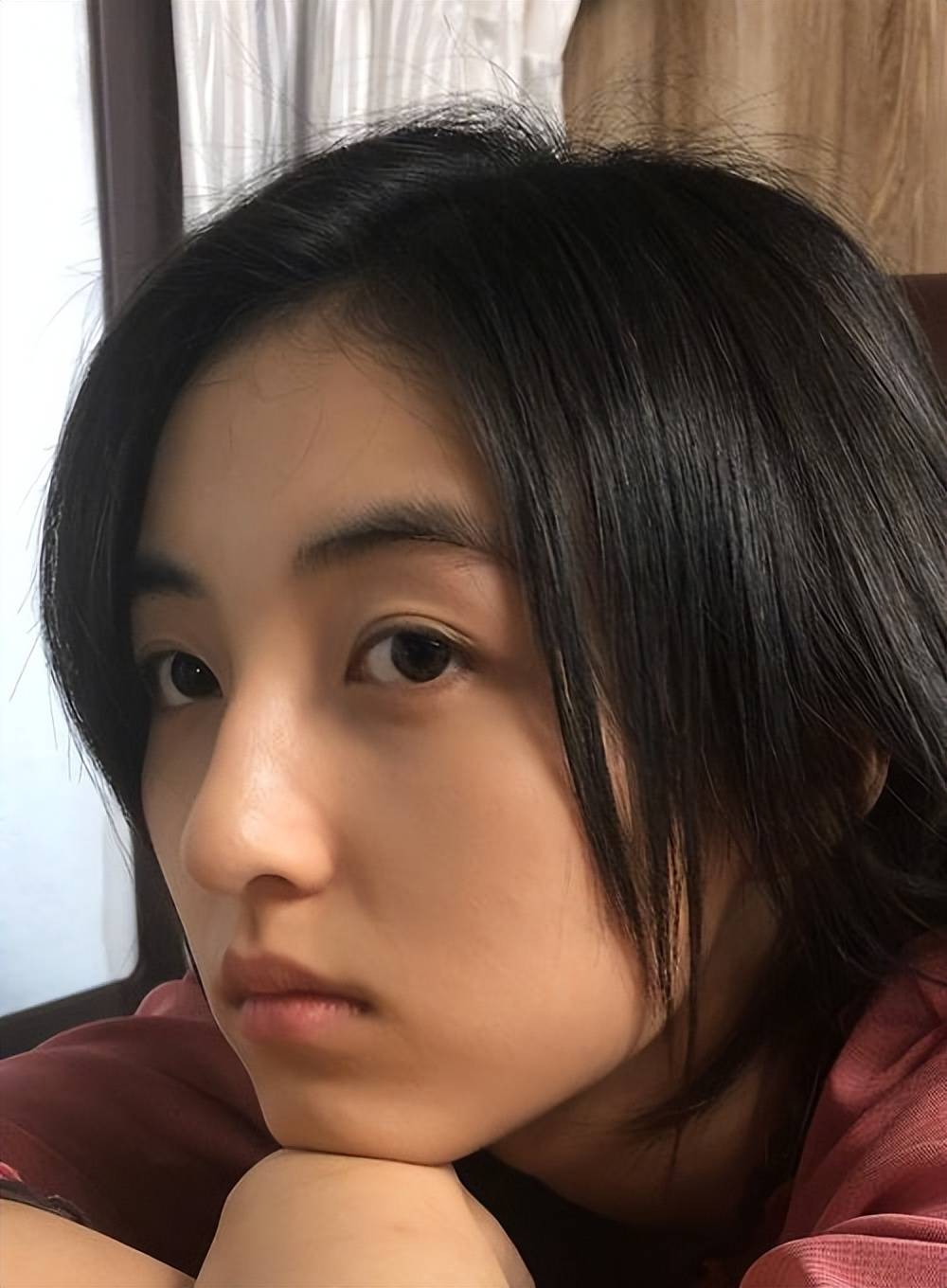2岁张子枫素颜逛公园,状态很好侧颜太绝,陈思诚很会选人
