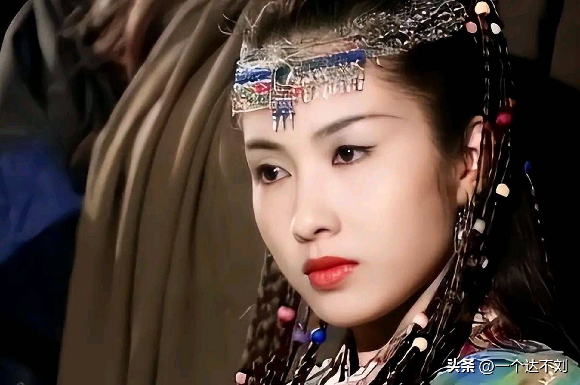 嫁大15岁富豪为家庭退出娱乐圈的黎姿,52岁复出拍戏,直言看缘分