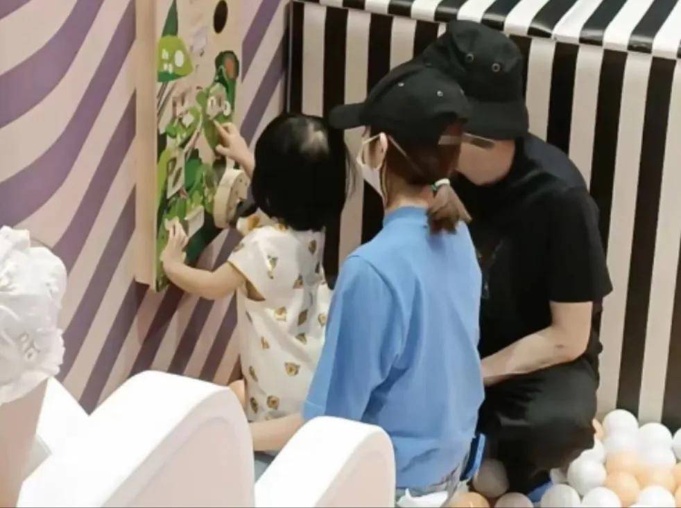 唐艺昕接娃温馨瞬间;张若昀女儿惊艳亮相,小公主可爱成焦点