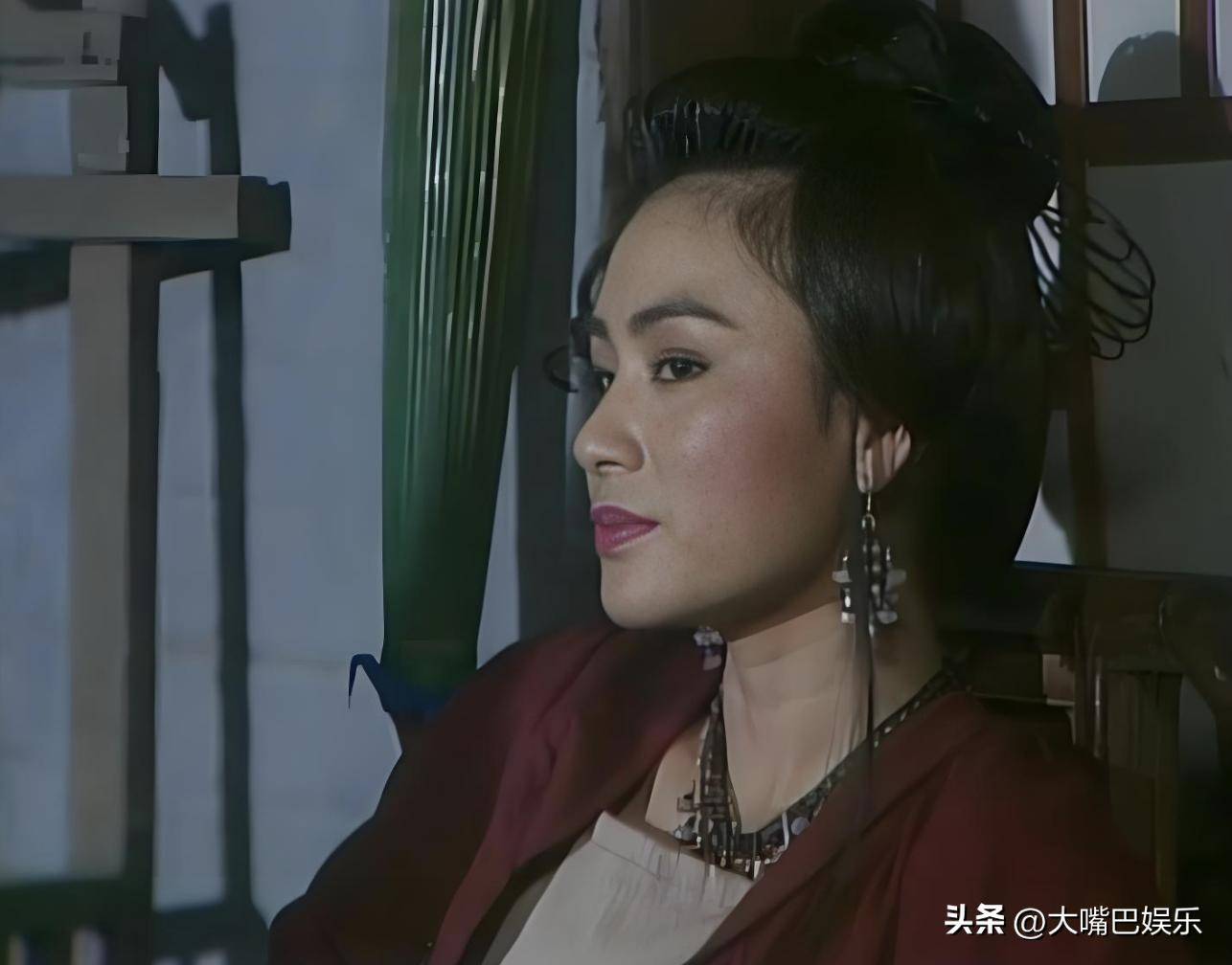 也因此,由于人物的设计,演员刘秋莲在剧中一人分饰两角,分别扮演了秋