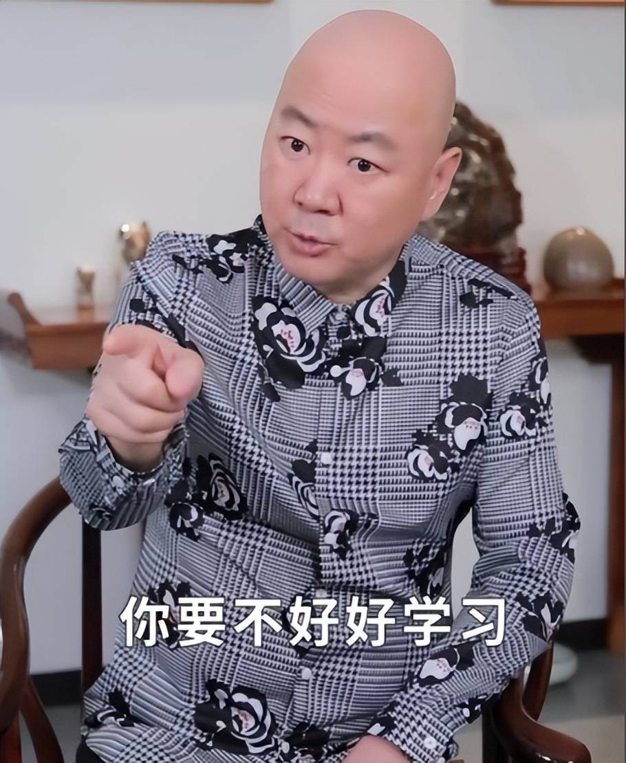 58岁郭冬临现状:身形消瘦,未婚未育定居北京,闲着没事拍拍视频