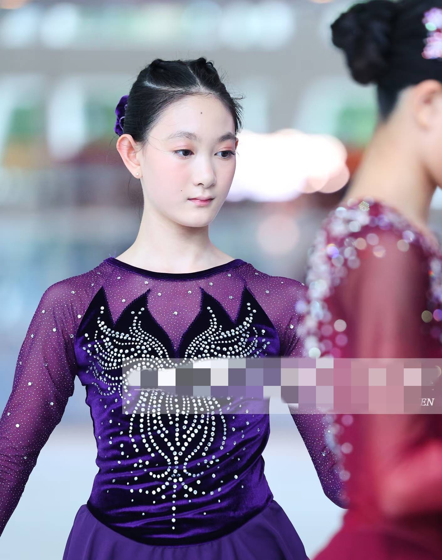 奥莉参加滑冰公开赛,皮肤白皙五官显成熟,目前脸型还不是方脸