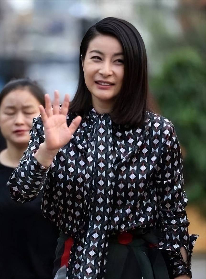 郭晶晶身高不如超模,但是合照一点也不输气场,果然是跳水女王