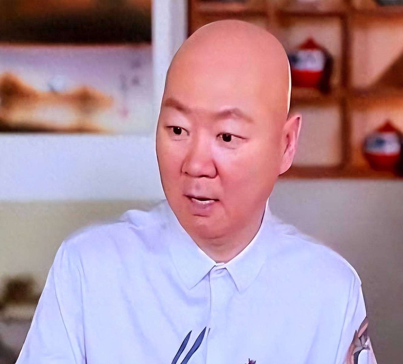 58岁郭冬临现状:身形消瘦,未婚未育定居北京,闲着没事拍拍视频