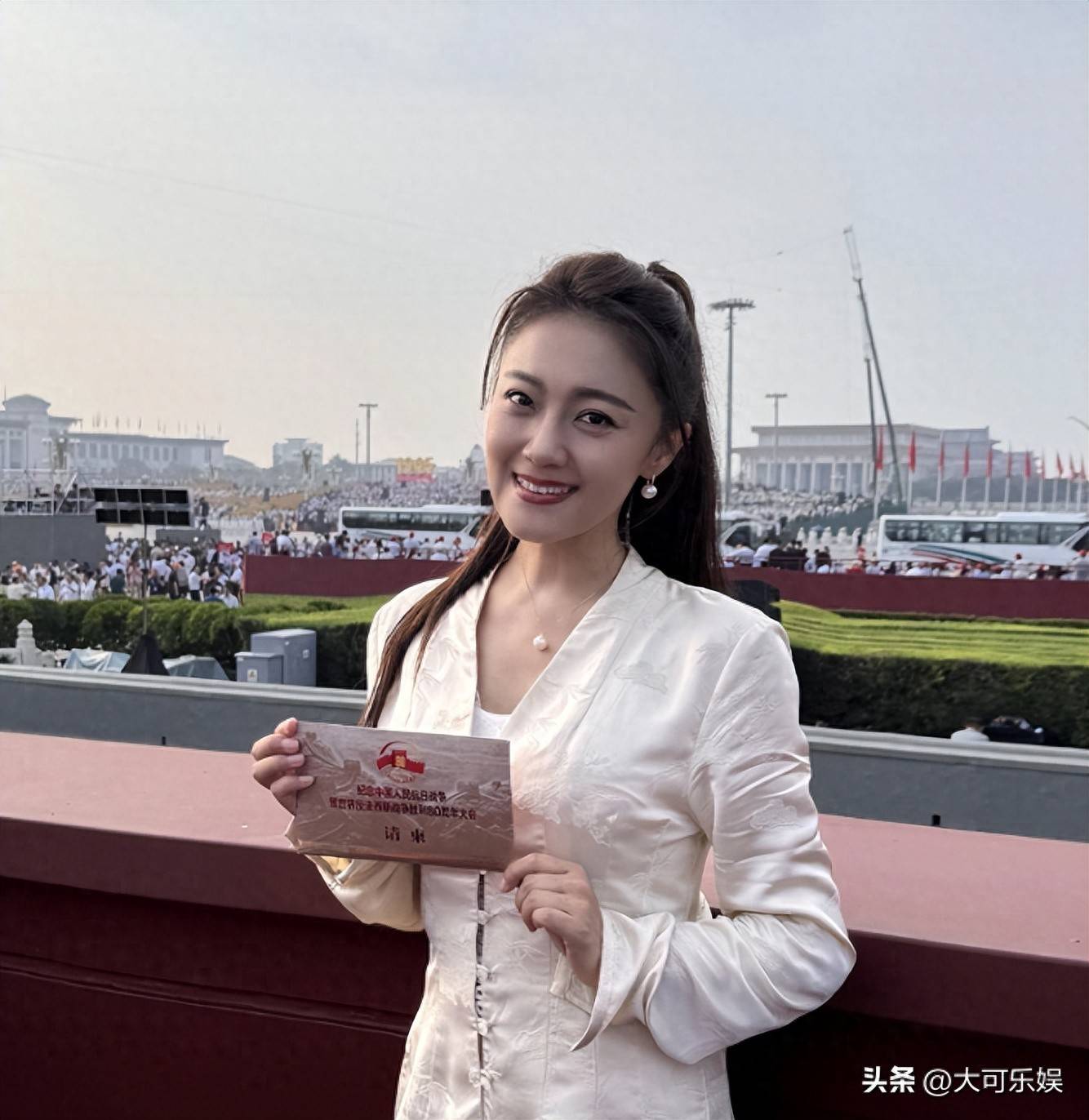 王小玮受邀现场观礼九三大阅兵穿中式套裙戴珍珠耳环美得耀眼