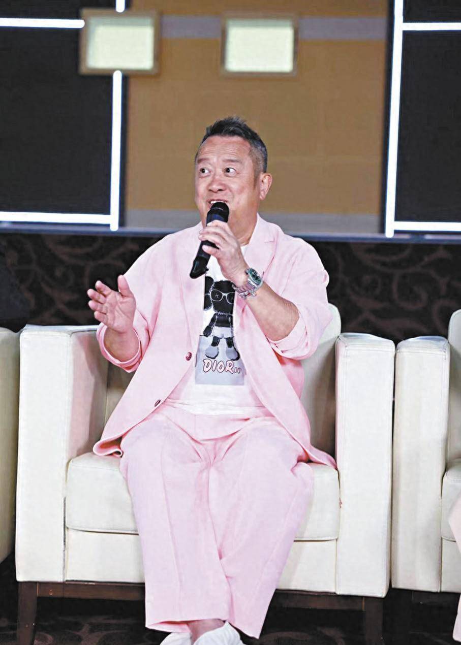 曾志伟和女网红合照再惹争议,不经意扫过女方事业线,评论区炸了