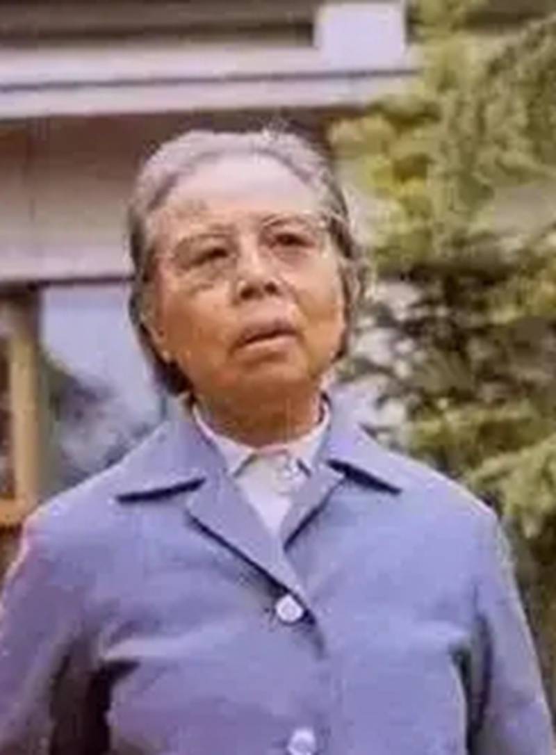 她曾担任中组部处长,嫁给开国元帅,女儿是我国第一位女中将