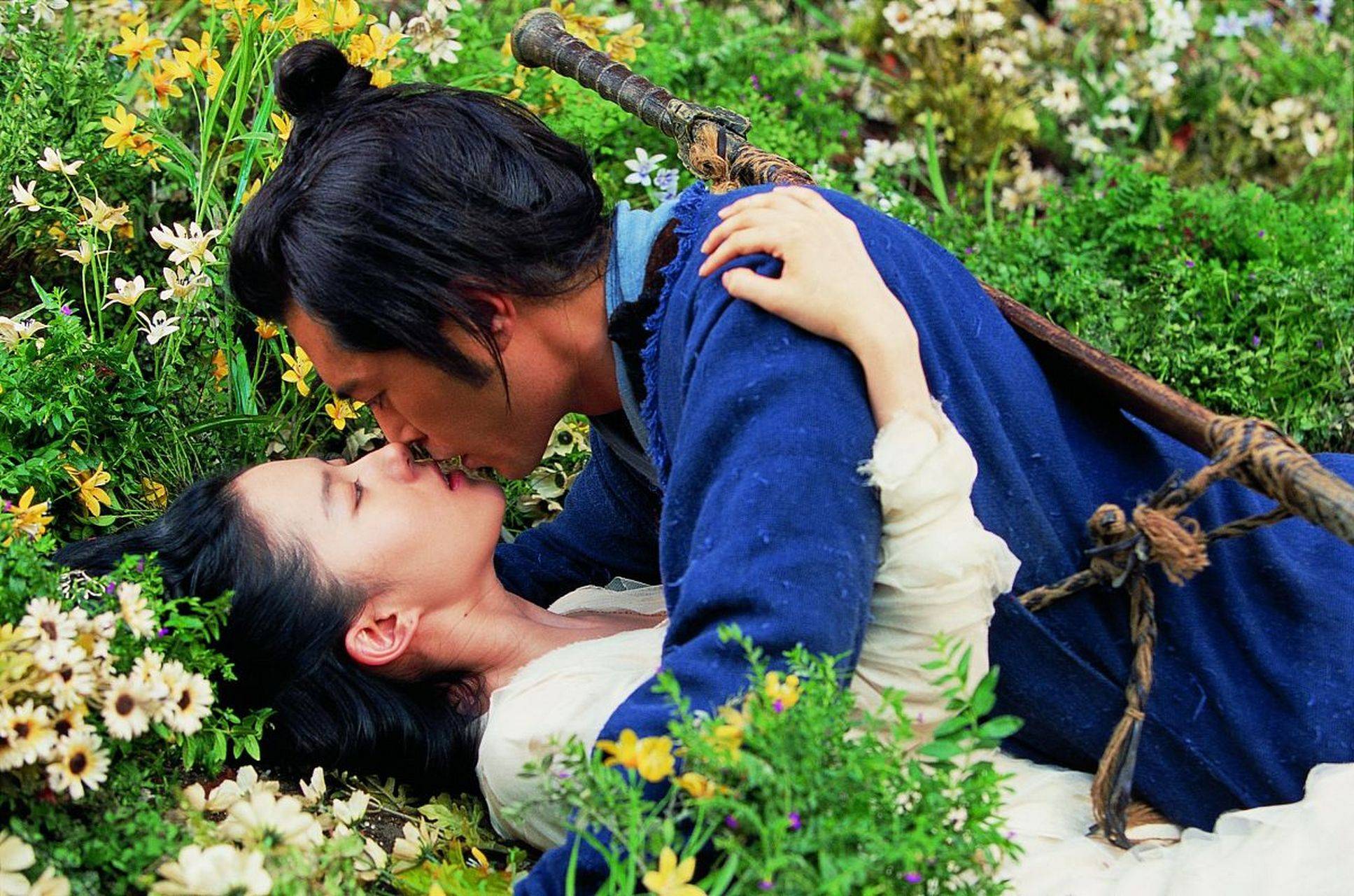 刘亦菲拍吻戏太欲了!被彭冠英摁墙上抱着亲,捧头扶腰动作好甜蜜