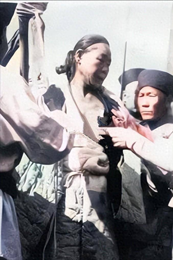 1904年王维勤被凌迟处死时罕见留影:面向人群,眼神绝望让人生畏