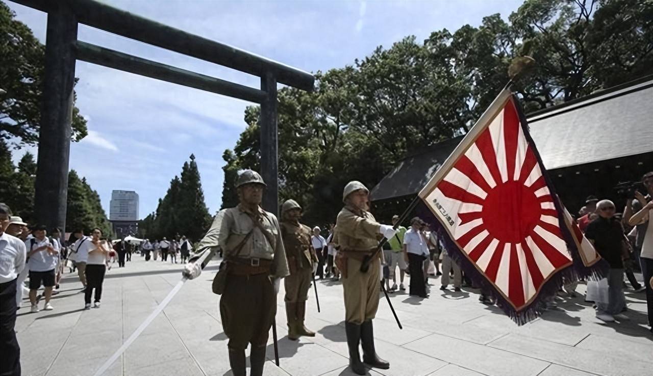 日本军旗旭日旗是在太阳旗基础上增加了16道红色光芒