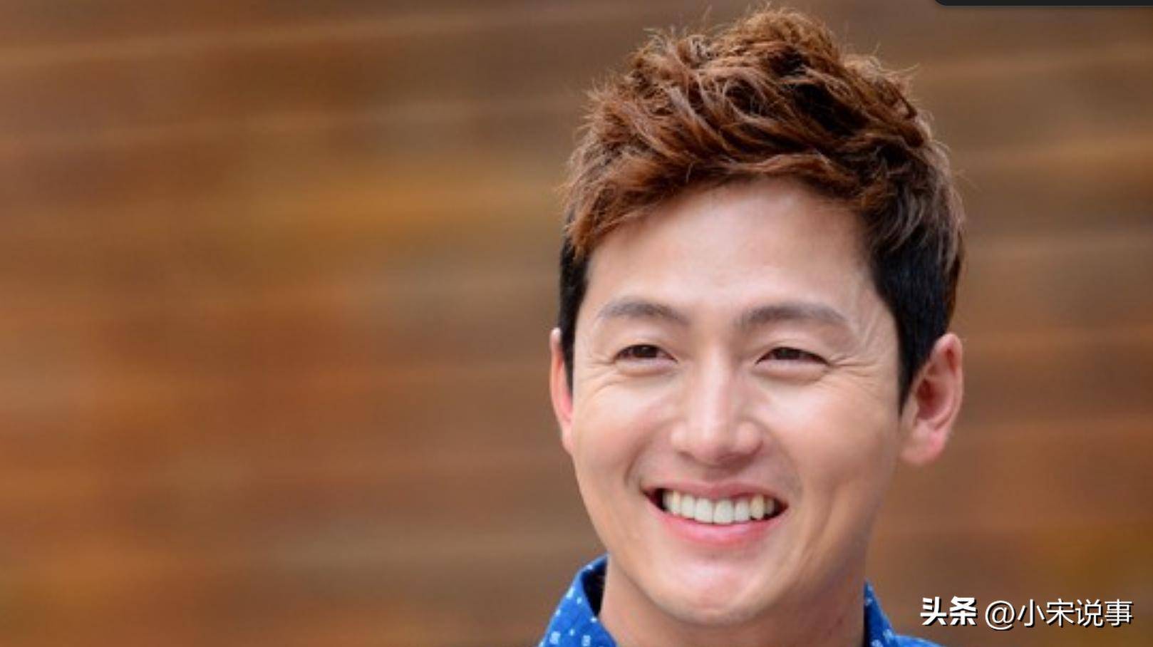 夜色渐浓时,李廷镇突然掏出手机:"第二天清潭洞有场私人艺术展