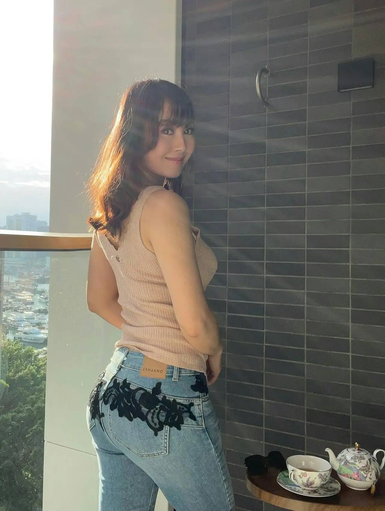 40岁港姐袁嘉敏,穿"针织背心 牛仔裤"好撩人,现在单身没对象