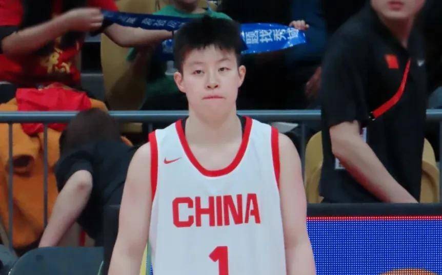 中国女篮备战世界杯预选赛：后卫线危机与战术调整