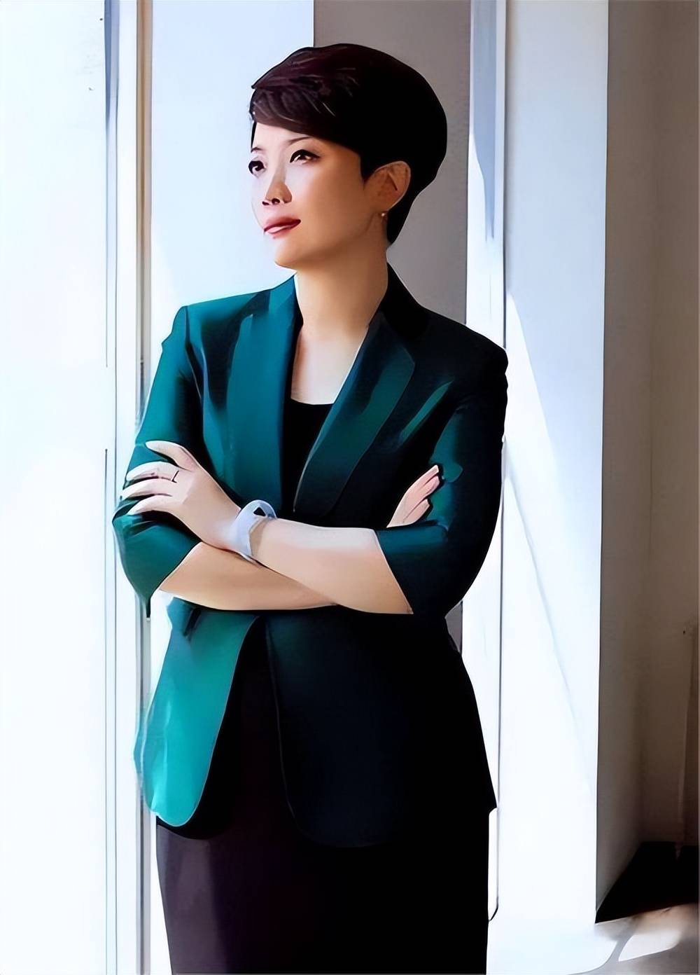 央视主持人王端端,曾因直播落泪被质疑,47岁事业有成回馈家乡