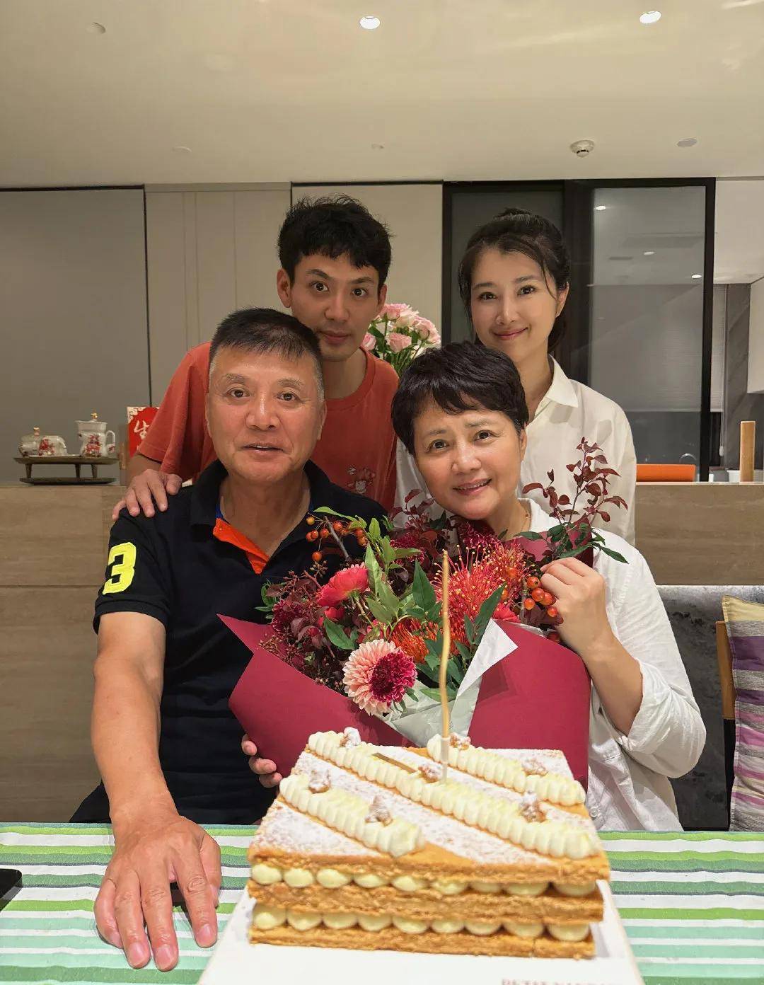 茹萍生日全家福曝光,59岁自然老去气质犹存,一家四口都是演员