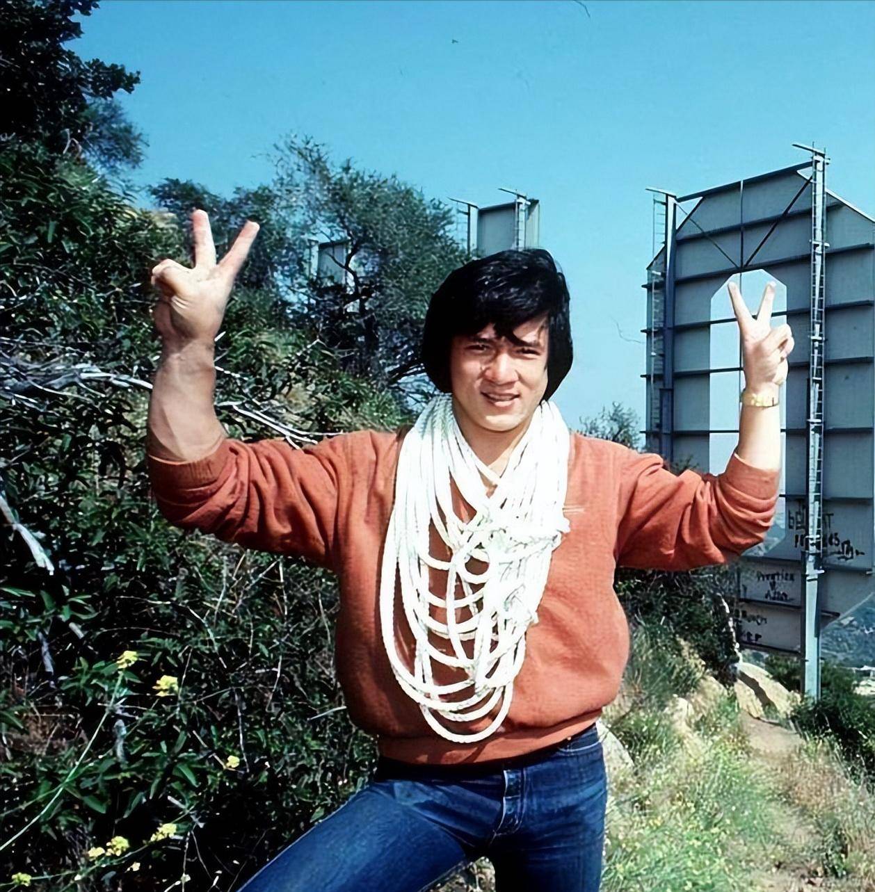 成龙有多被压榨?签下长达八年霸王条约,每月只有3000工资