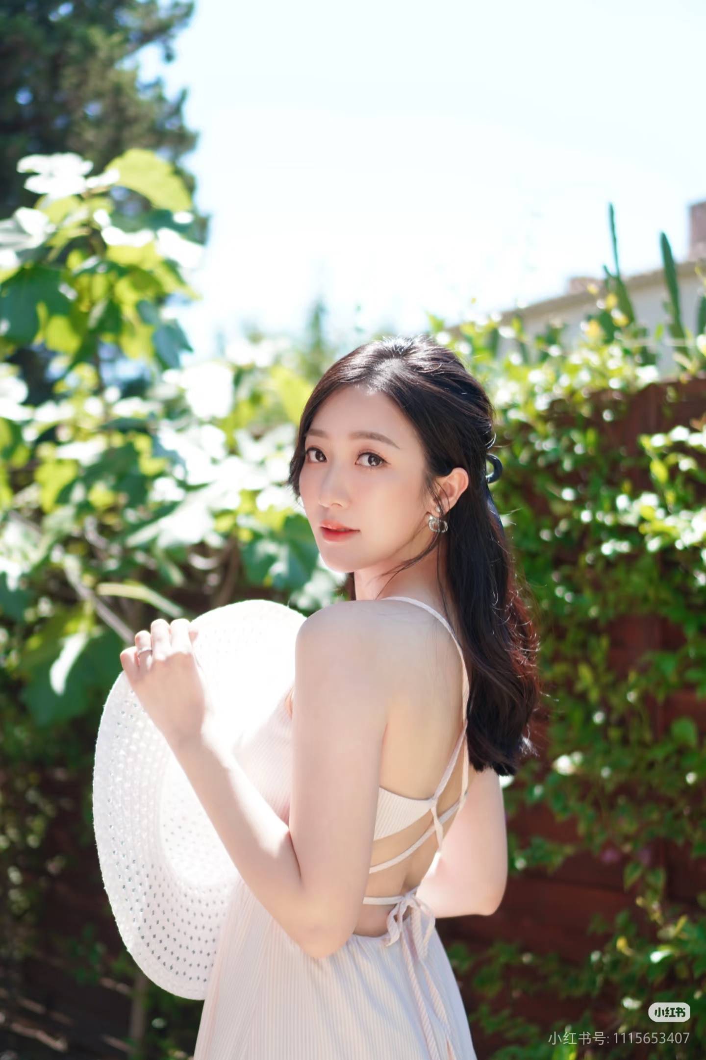何依婷晒出自我最新写真照