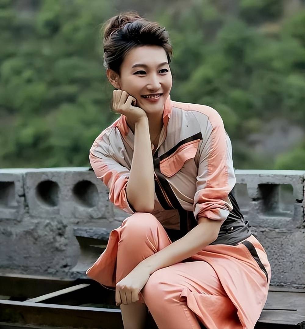 事实证明,48岁"出席阅兵解说"的李梓萌,已经走上了另一条大道