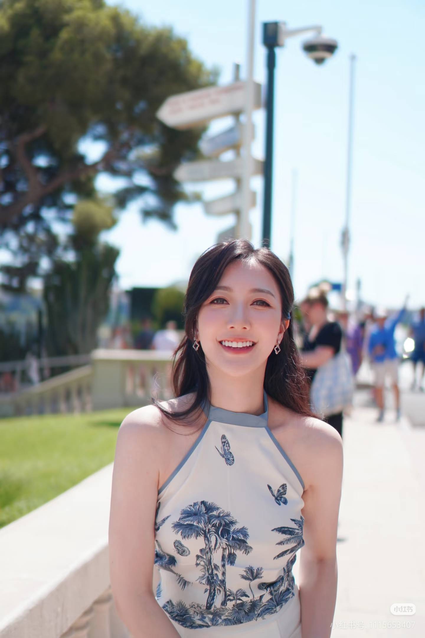 何依婷晒出自我最新写真照