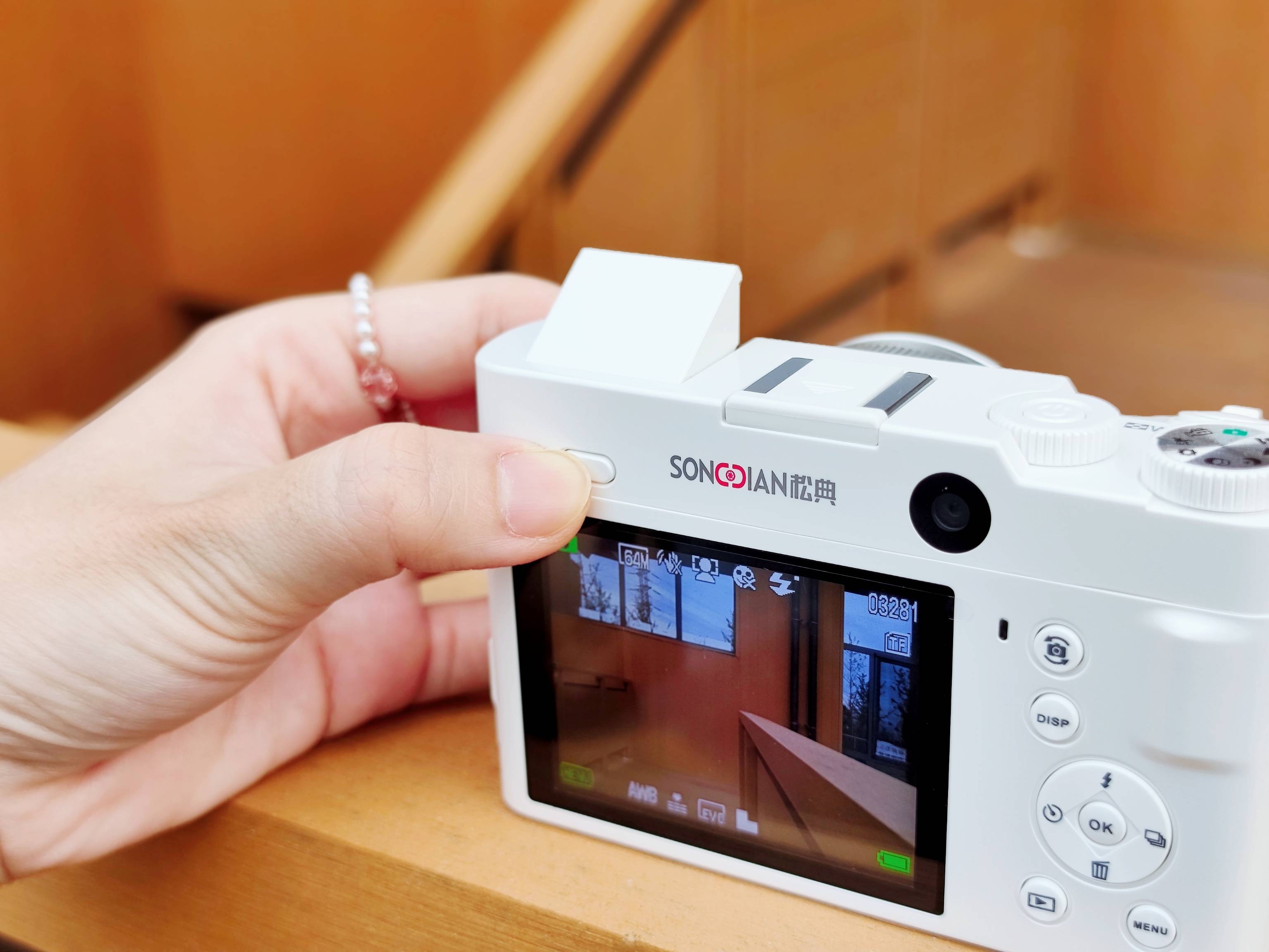 三百块,装下整个青春?松典DC218:从此,你的青春有图有真相!