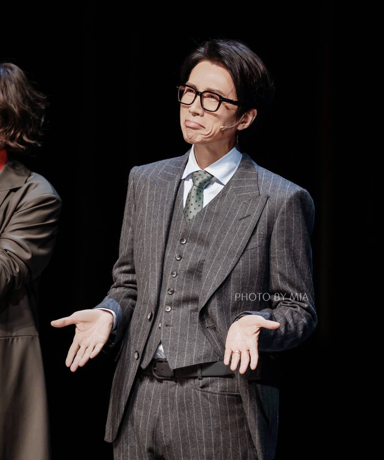 65岁黄子华回应恋情!与一女子亲密拥抱,女方身份被扒