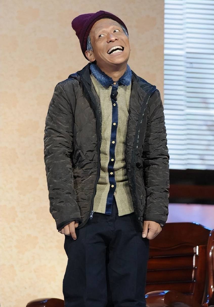 东北全明星足球赛,赵四刘能亲家齐上阵,宋小宝把袜子穿成秋裤了