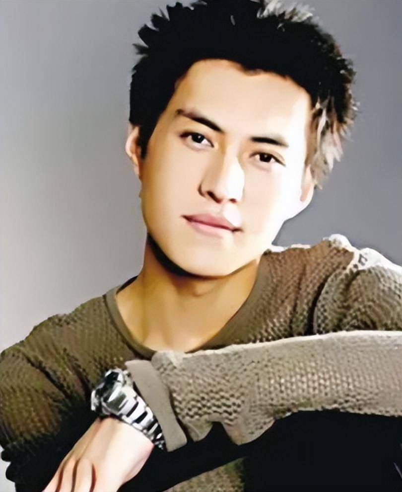 靳东:两次爱上离婚妇女,不顾家人反对娶了二婚女,现在很幸福