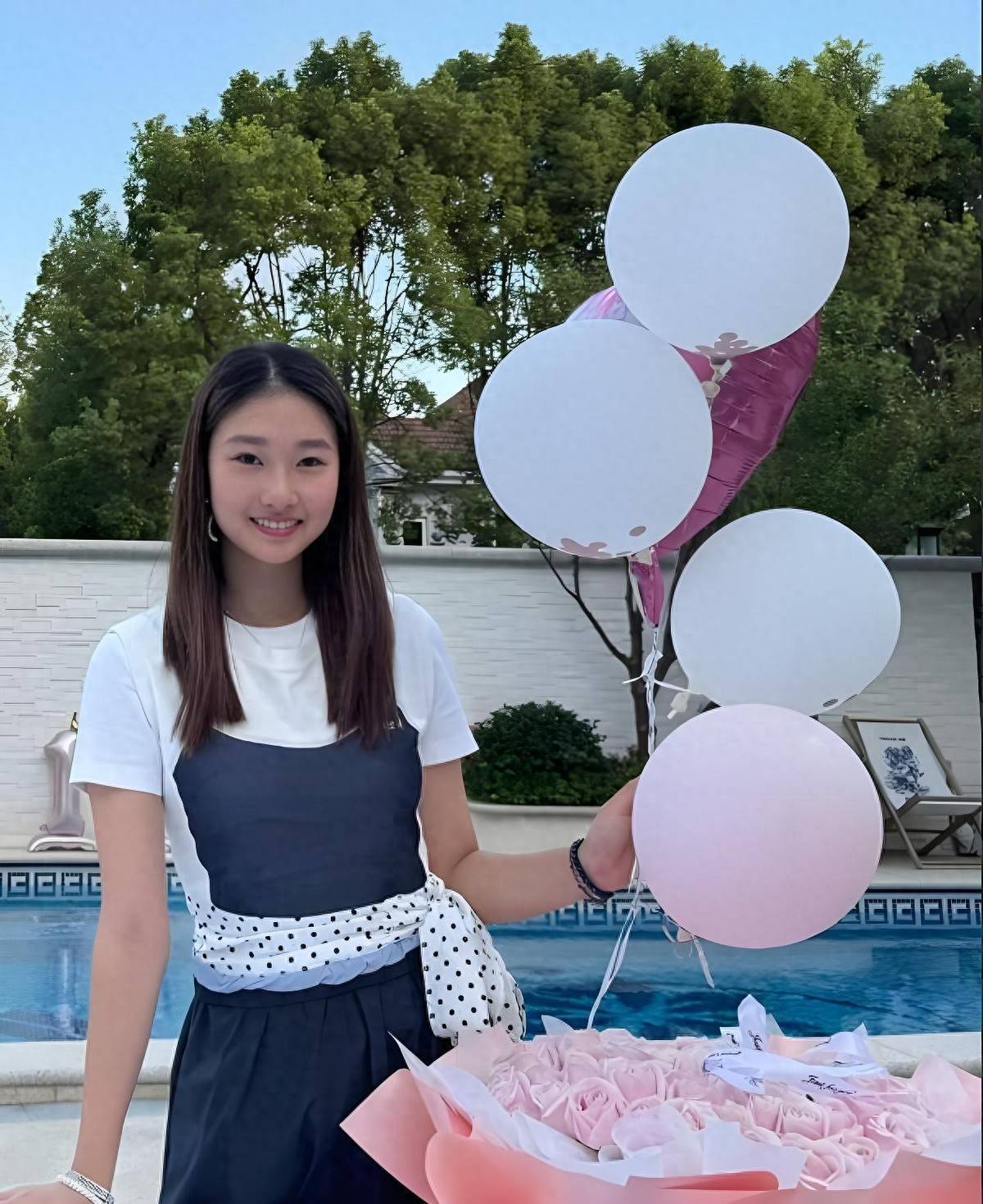 文章女儿文君竹17岁生日照曝光,长相酷似马伊琍,继承父母的颜值