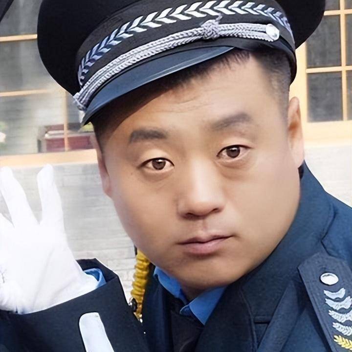 "赵本山徒弟"宋晓峰:走红后将患难妻子当成宝,女儿是他的骄傲