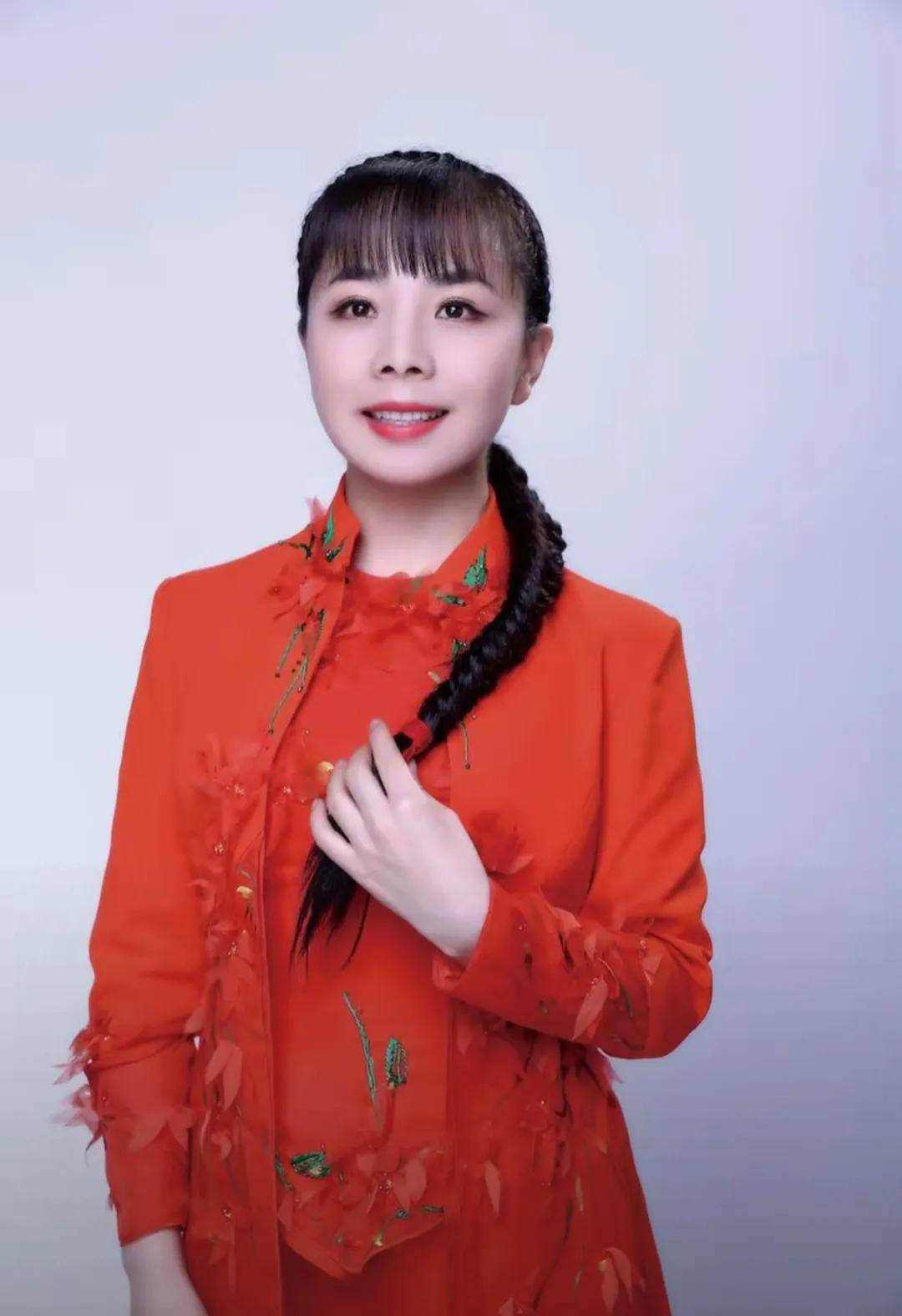 瞒了观众十几年!草根歌手王二妮的身份终于戳穿,原来一直在伪装