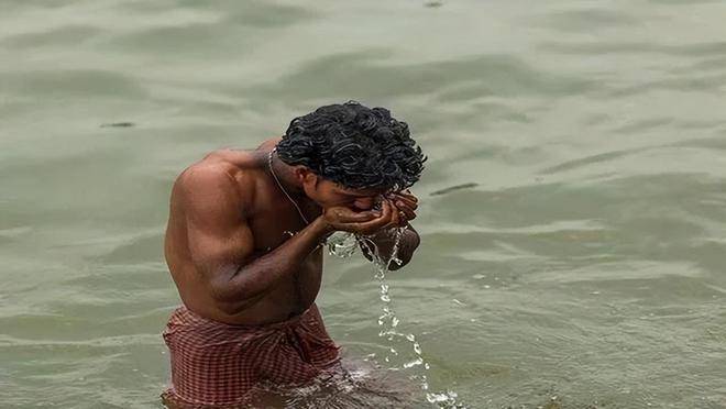 一位日本人在印度旅游，说恒河水像奶茶，结果他住了三天医院！-华闻时空